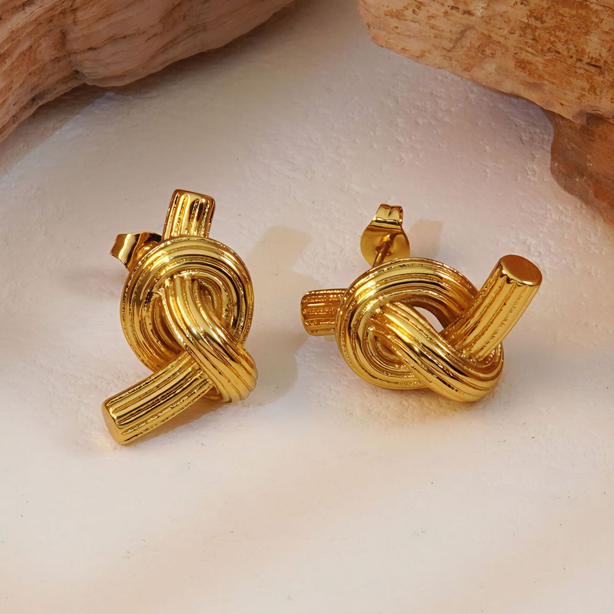 Aretes nudito